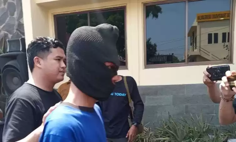 Pelaku berinisial C (30) saat dihadirkan dalam jumpa pers di Mapolres Cirebon Kota, Jawa Barat, Jumat (10/5/2024). (Foto: Antara)