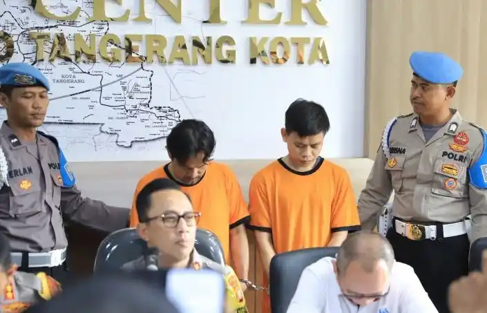 Polres Metro Tangerang menampilkan dua orang tersangka kasus pencabulan anak di Panti Asuhan. (Foto: Antara)