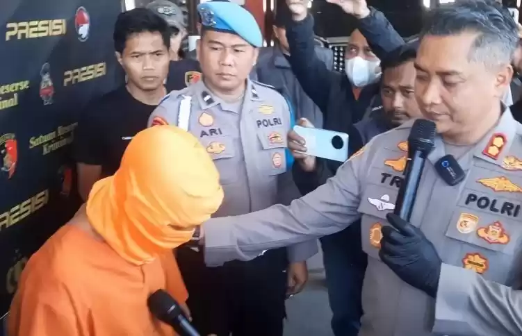 Kapolres Cimahi, AKBP Tri Suharto saat ungkap kasus pencabulan anak di bawah umur di Mapolres Cimahi. (Foto: Antara)