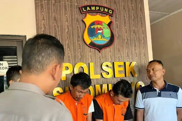 Kedua pelaku pencurian spesialis toko ritel di Lamsel berhasil diamankan Personel Polsek Sidomulyo. (Foto: Antara)