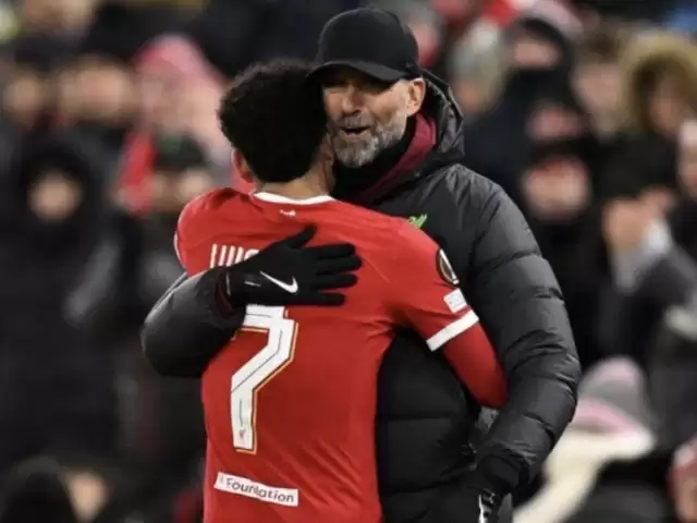 Pelatih Liverpool asal Jerman Jurgen Klopp memeluk gelandang Liverpool Luis Diaz. (Foto: ANTARA)
