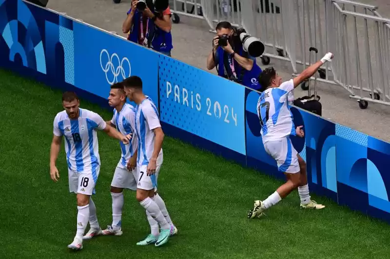 Para pemain Argentina saat pertandingan penyisihan grup B Olimpiade Paris 2024 di Lyon Stadium, Lyon, Selasa (30/7/2024). (Foto: AFP)