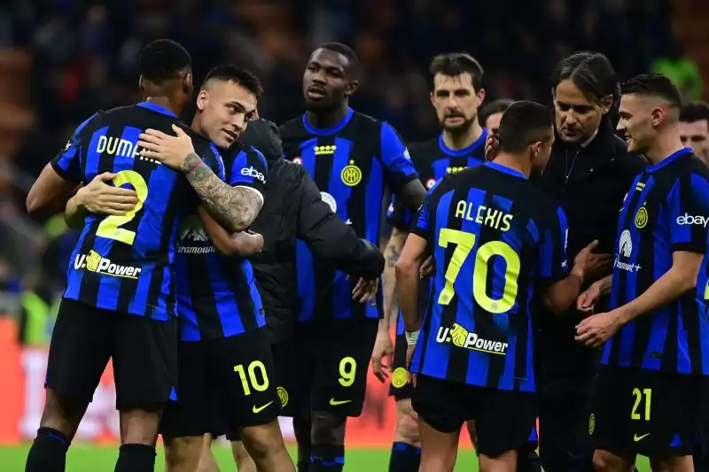 Para pemain Inter Milan merayakan kemenangan 2-0 atas Empoli, di akhir pertandingan Liga Italia, pada Selasa (2/4/2024). [Fotot: AFP]