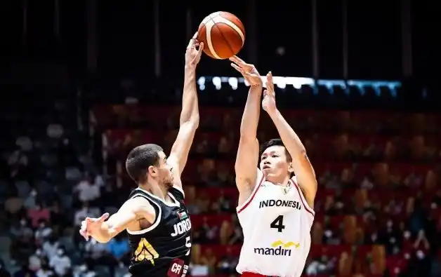 Pemain tim nasional bola basket Indonesia Abraham Damar Grahita (kanan) berusaha melepaskan tembakan (Foto: Antara)