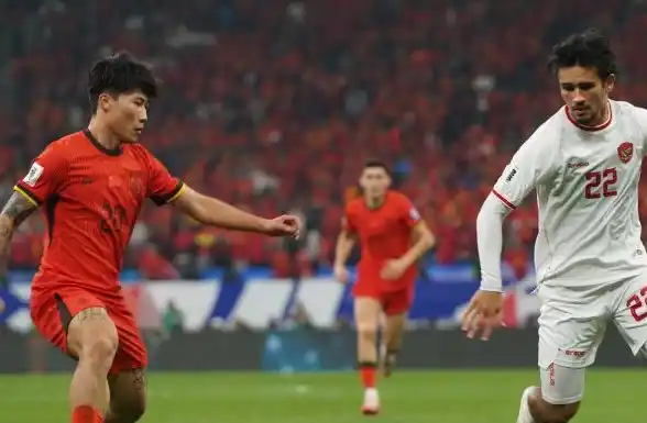 Pemain timnas Indonesia Nathan Tjoe-A-On (kanan) dan pemain timnas China Wenneng Xie. (Foto: Antara)