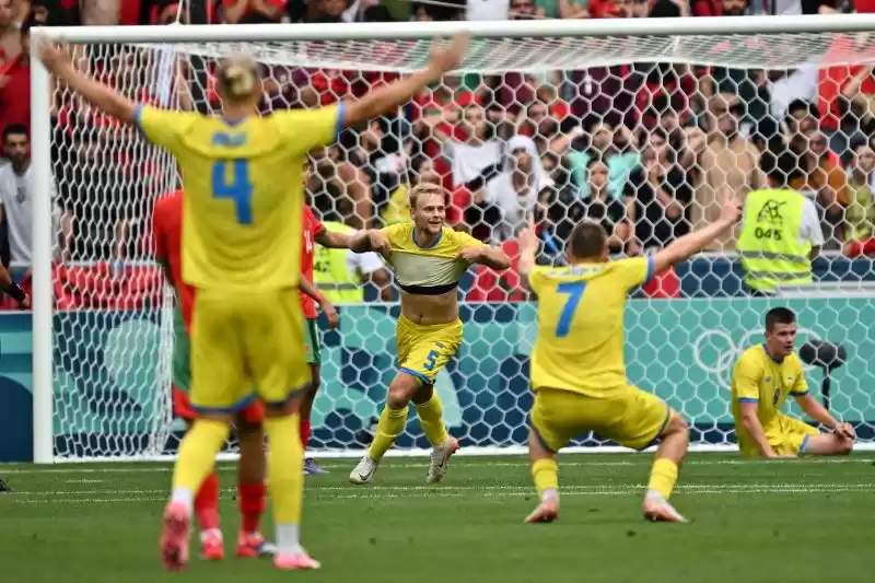 Para pemain Ukraina merayakan gol yang dibuat Ihor Krasnopir dalam pertandingan kedua Grup B antara Ukraina dan Maroko dalam Olimpiade Paris 2024 di Stadion Geoffroy-Guichard Stadium, Saint-Etienne, pada 27 Juli 2024. (Foto: AFP)
