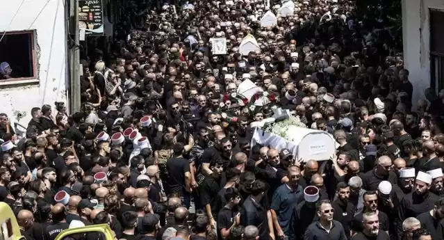 Ribuan orang menghadiri upacara pemakaman bagi para korban yang tewas dalam serangan roket di Dataran Tinggi Golan di Majdal Shams, Israel (28/7/2024). [Foto: ANTARA]