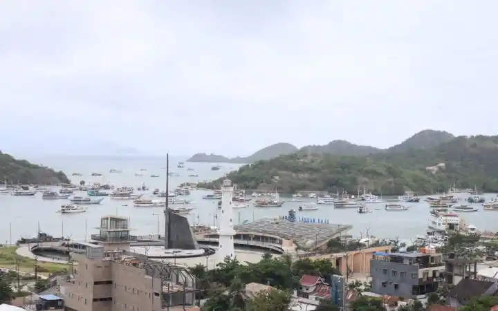 Pemandangan Kota Labuan Bajo Terpantau dari Puncak Waringin Labuan Bajo (Foto: Antara)