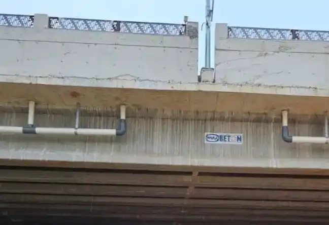 Kondisi jembatan layang atau flyover yang runtuh dan menelan tiga orang korban, di Jalan Raya Cicalengka, Desa Kadusirung, Kecamatan Pagedangan, Kabupaten Tangerang, Selasa (1/10/2024)