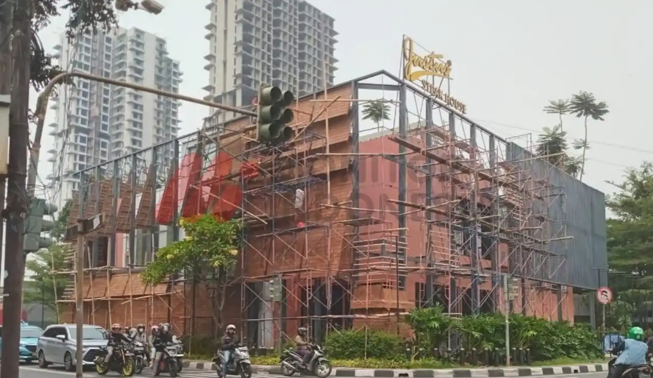 Wali Kota Jaksel Biarkan Bangunan Tanpa Izin Pembangunan Restoran Justus Steak House di Jalan Ampera Raya, Cilandak Timur Kecamatan Pasar Minggu diduga tidak dilengkapi perizinan (Foto: Dok MI)