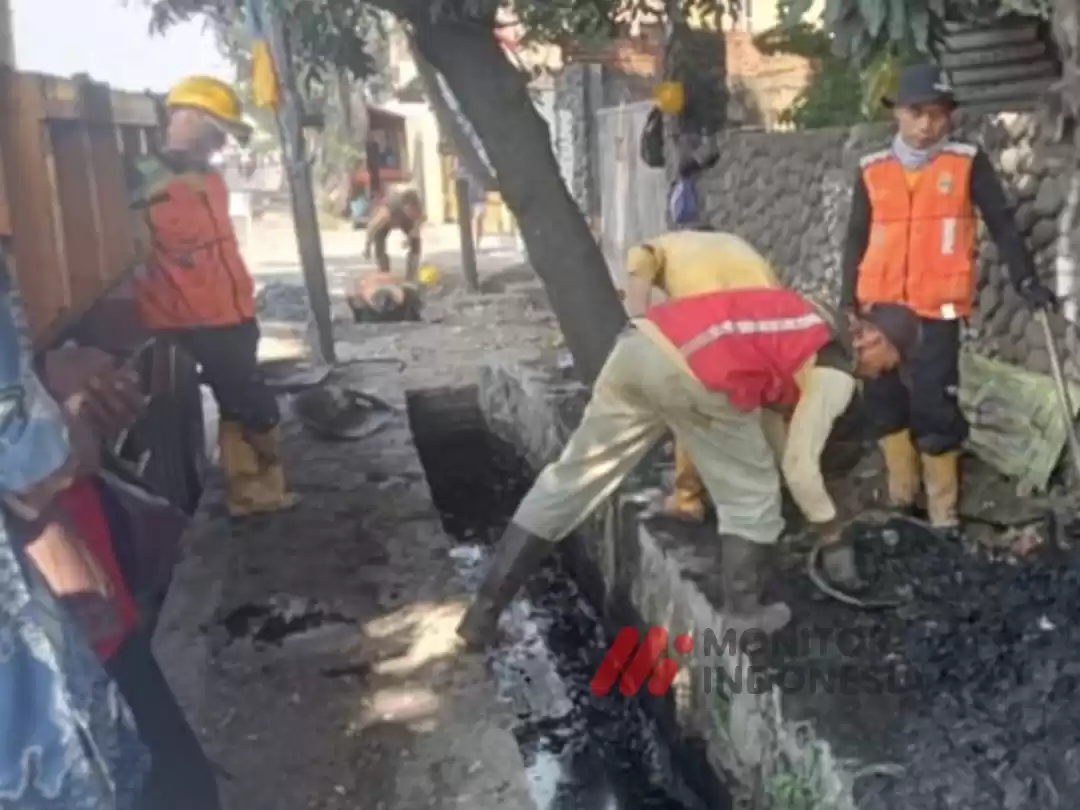 Pembersihan sampah dan lumpur dari selokan (Foto: Dok. MI/M.Aritonang)