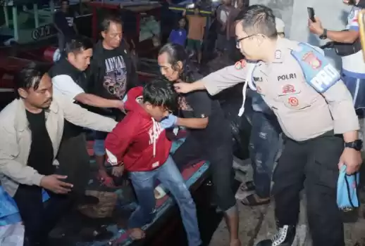 Petugas Polsek Cilincing, menangkap pelaku pembunuhan penjual nasi goreng di Pulau Kelapa, Rabu (17/4/2024). [Foto: ANTARA]