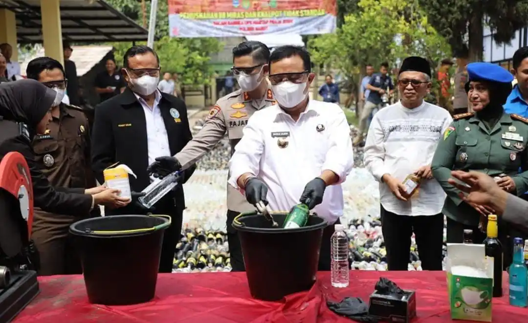 Penjabat (Pj) Bupati Garut, Barnas Adjidin saat menghadiri acara pemusnahan Miras dan knalpot bising di Mapolres Garut. (Foto: Instagram @pj.bupatigarut).