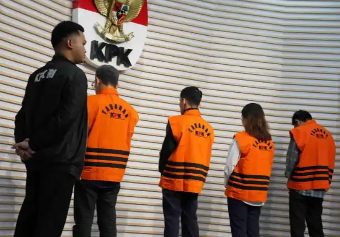 Oknum Wartawan Diduga Cawe-cawe Pengamanan Kasus Pemerasan TKA Komisi Pemberantasan Korupsi (KPK) kembali melakukan penahanan terhadap 4 (empat) orang tersangka dalam perkara dugaan tindak pidana korupsi pemerasan dan penerimaan gratifikasi terkait pengurusan Rencana Penggunaan Tenaga Kerja Asing (RPTKA) di Kementerian Ketenagakerjaan. Sebelumnya, KPK telah menetapkan 8 (delapan) orang tersangka, serta menahan 4 (empat) orang tersangka lainnya pada 17 Juli 2025 lalu.