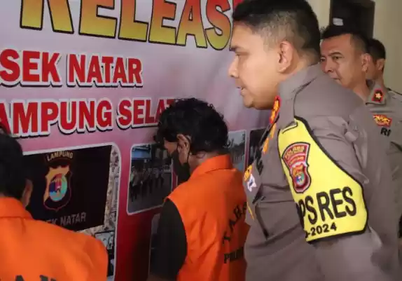 Saat Kapolres Lampung Selatan, AKBP Yusriandi Yusrin menemui pelaku pencabulan terhadap anak kandungnya. (Foto: Repro)