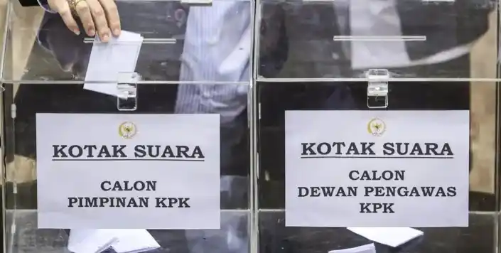 Anggota DPR memasukkan kertas suara saat voting pemilihan dan penetapan calon pimpinan (Capim) KPK di Kompleks Parlemen, Senayan, Jakarta, Kamis (21/11/2024).