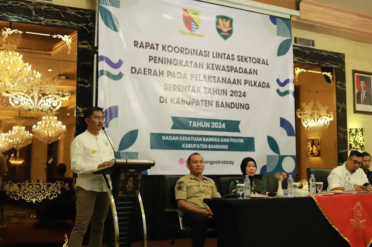 Pjs Bupati Bandung, Dikky Achmad Sidik saat Rakor Lintas Sektor Tim Kewaspadaan Daerah di Hotel Sutan Raja Soreang, Kabupaten Bandung, Selasa (22/10/2024). (Foto: Istimewa)
