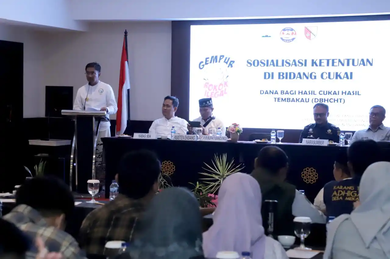 Pjs Bupati Bandung, Dikky Achmad Sidik saat kegiatan sosialisasi ketentuan di bidang cukai dengan tema "gempur rokok ilegal"di Hotel Sunshine Soreang, Kabupaten Bandung, Selasa (22/10/2024). (Foto: Ist).