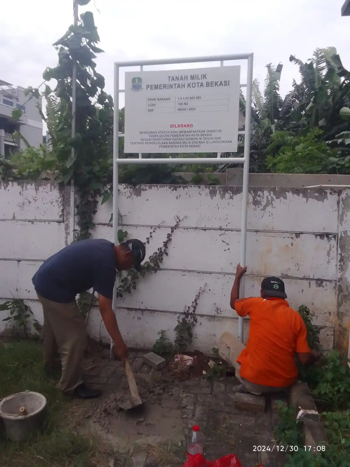 Pemkot Bekasi Sedang Memasang Plang Nama Kepemilikan Tanah Asset Daerahnya Pemkot Bekasi Sedang Memasang Plang Nama Kepemilikan Tanah Asset Daerahnya (Foto: Dok MI)