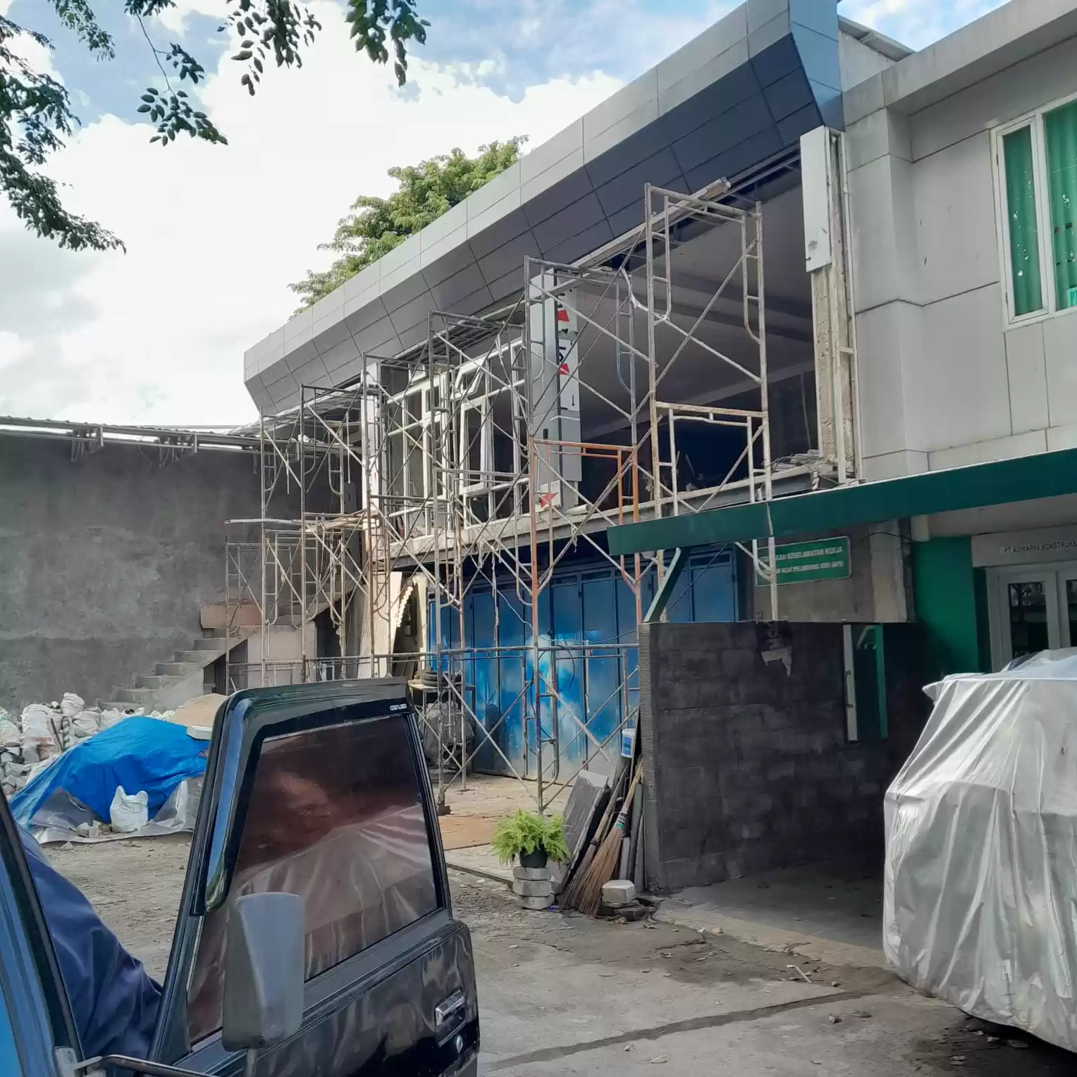 Sebuah bangunan mewah tanpa izin mendirikan bangunan (IMB) di kawasan hijau Pertokoan Pulomas (Foto: Dok MI)