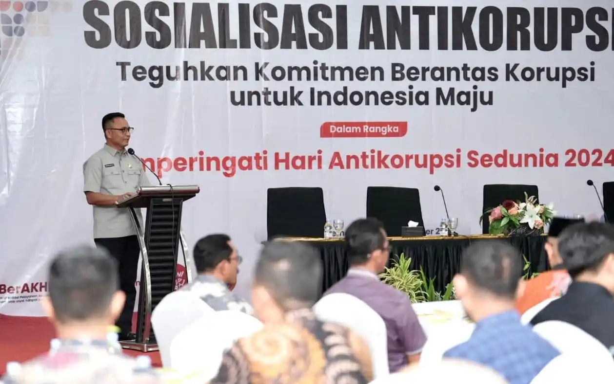 Pj Sekda Malut, Abubakar Abdullah pada saat memberikan sambutan pada kegiatan Sosialisasi Antikorupsi, di Ternate, Jumat (18/10/2024) (Foto: Biro Adpim Malut)
