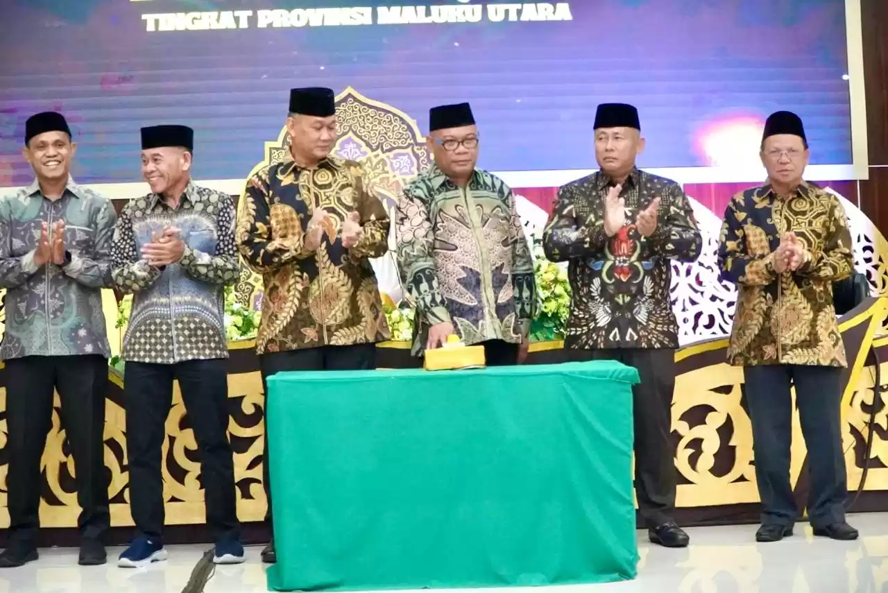 Pj Gubernur Maluku Utara Samsuddin A. Kadir (tengah) sedang memencet bel serine sebagai tanda ditutupnya MTQ Tingkat Provinsi Tahun 2024 yang didampingi sejumlah Forkopimda (Foto: Ist)