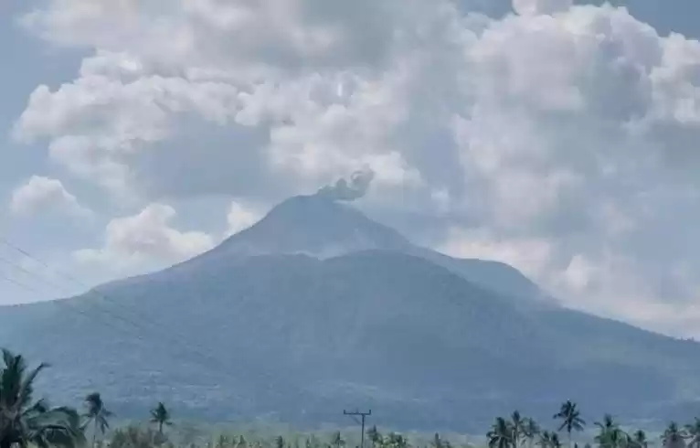 Penampakan gunung Ile Lewotobi Laki-Laki Penampakan gunung Ile Lewotobi Laki-Laki di Kecamatan Wulanggitang, Kabupaten Flores Timur. (Foto: Antara)