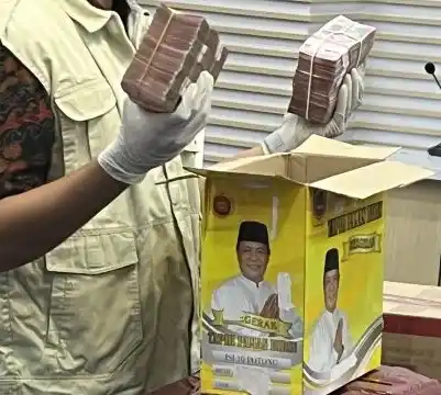 Penampakan Kardus Duit Bertuliskan Logistik Paman Birin (Foto: Dok MI/Aswan)