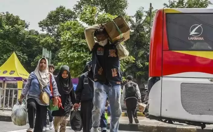 Sejumlah pemudik arus balik, setelah tiba di Terminal Kampung Rambutan, Jakarta, Minggu (14/4/2024). [Foto: ANTARA]