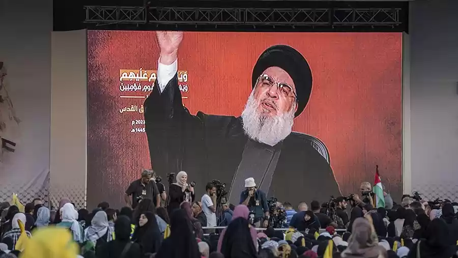 Pendukung menyaksikan siaran pidato Hassan Nasrallah, pemimpin Hizbullah di Beirut, Lebanon, Jumat (3/11/2023) (Foto: Bloomberg)
