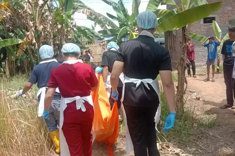 Polres Serang lakukan olah TKP, dan evakuasi penemuan mayat di Sungai Ciujung Lama Kampung Sombeng, Desa Kaserangan, Kecamatan Pontang, Kabupaten Serang, Minggu (14/4).  (Foto: ANTARA)