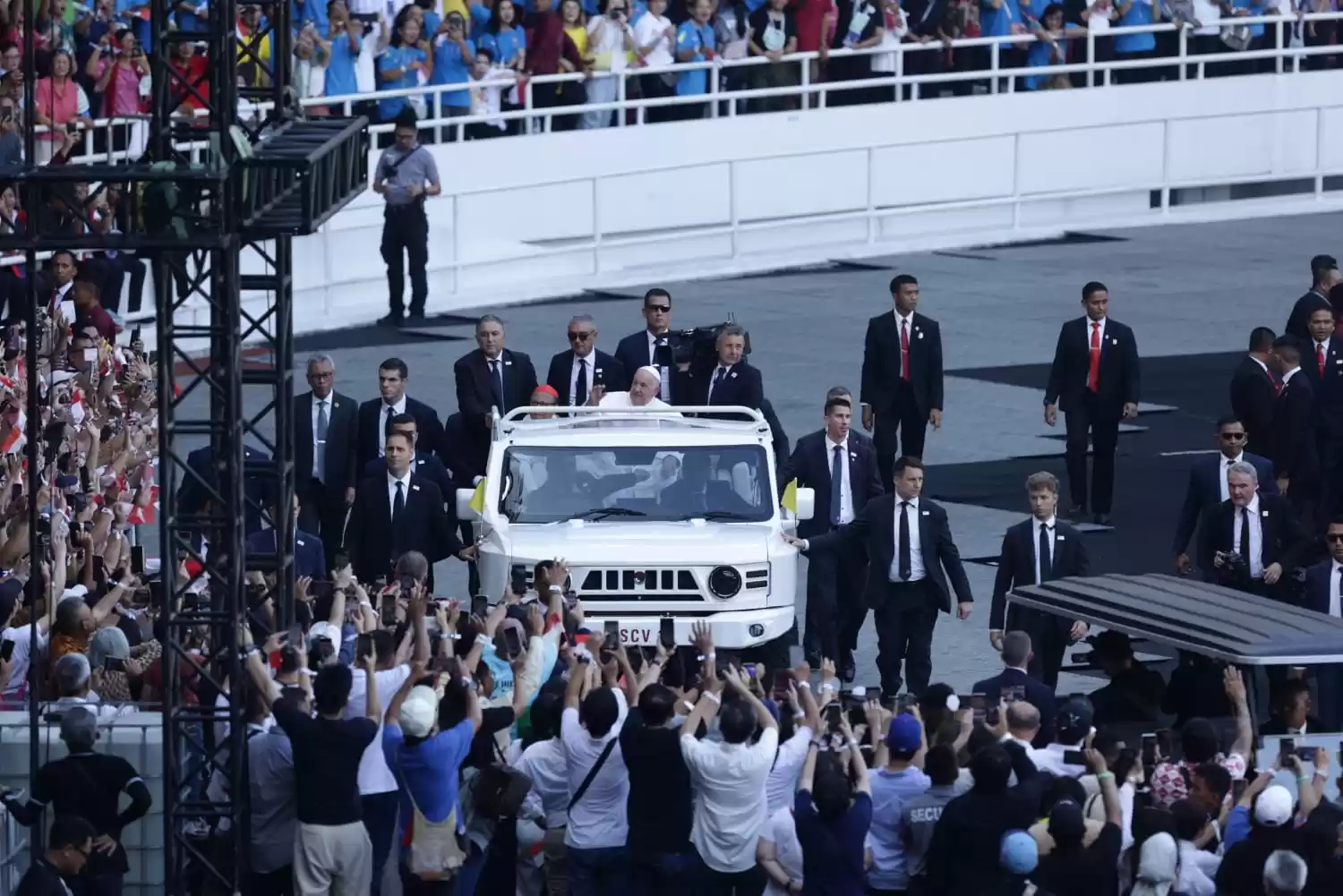 Paus Fransiskus saat misa agung di GBK Senayan Jakarta [Foto: Ist]