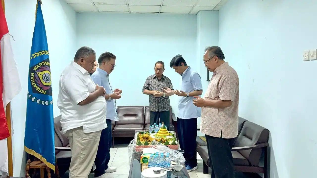 Berdoa sebelum pemotongan tumpeng oleh Ilham Bintang diberikan kepada Arya Gunawan yang baru purna tugas sebagai wartawan di Eropa. (Foto: Dok MI/PWI)