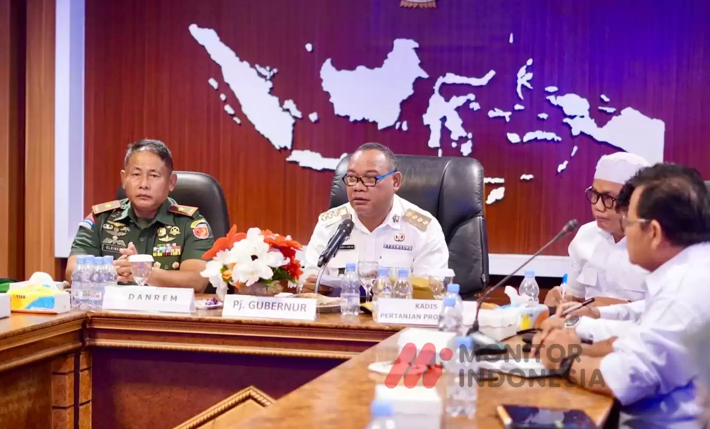 Penjabat Gubernur Maluku Utara, Samsuddin A. Kadir (kemeja putih) memimpin Rakor Antisipasi Darurat Pangan Tahun 2024, di lantai 4 kantor gubernur Maluku Utara, Sofifi, Rabu (17/7/2024) (Foto: Biro Adpim)