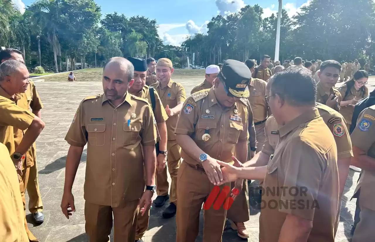 Penjabat Gubernur Maluku Utara, Samsuddin Abdul Kadir bersalaman dengan ASN usai memimpin apel senin pagi beberapa waktu lalu (Foto: MI/RD)