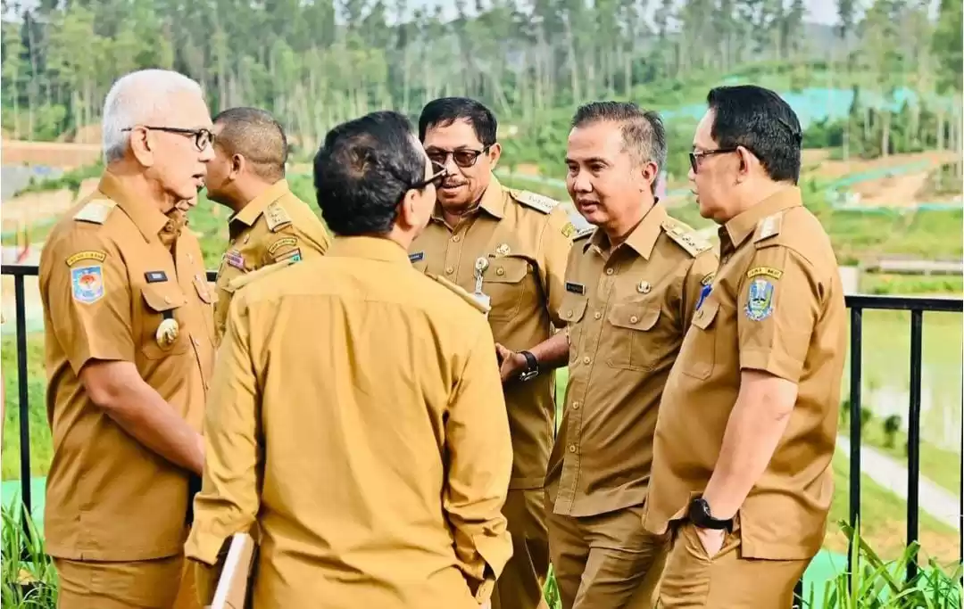 Penjabat (Pj) Gubernur Jawa Barat (Jabar), Bey Machmudin beserta kepala daerah lainnya saat berkunjung ke Ibu Kota Nusantara (IKN) di Provinsi Kalimantan Timur (Kaltim). (Foto: @beytmachmudin).