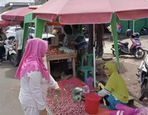 Penjual bawang merah di Kota Bengkulu. (Foto: Antara)