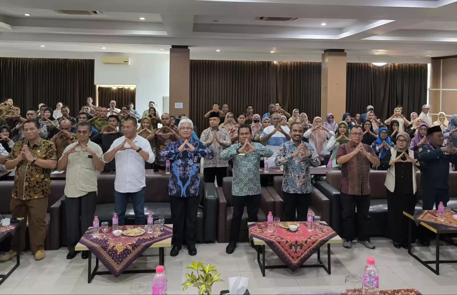 Plh Sekda Malut, Kadri La Etje foto bersama dengan peserta kegiatan Wirkshop Pengawasan Kearsipan Daerah Tahun 2024, di Hotel Batik Ternate, Kamis (18/7/2024) (Foto: Biro Adpim)