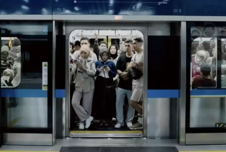 Pengguna transportasi publik MRT Jakarta di Bundaran HI, Jakarta, Kamis (4/1/2024).(Foto: ANTARA)