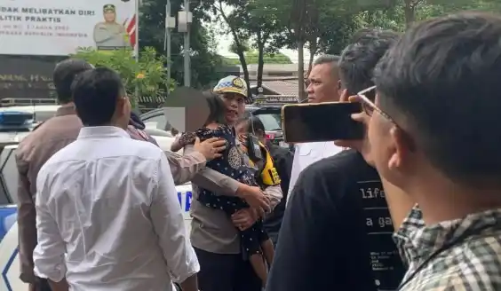 Anak korban penyanderaan tengah digendong saat tiba di Kantor Polres Jakarta Selatan, Senin (28/10/2024). (Foto: ANTARA)