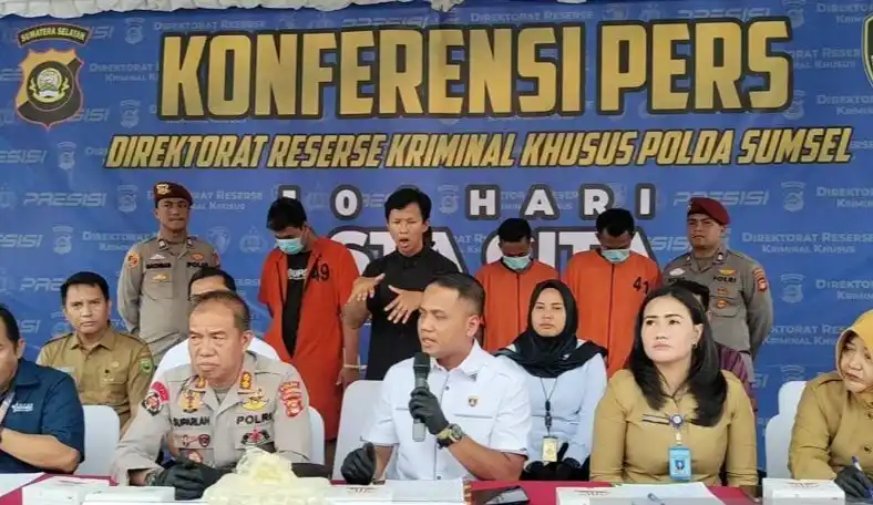 Kapolda Sumsel mengungkap kasus penyelundupan 17,2 ton pupuk bersubsidi di wilayah Betung (Foto: Antara)