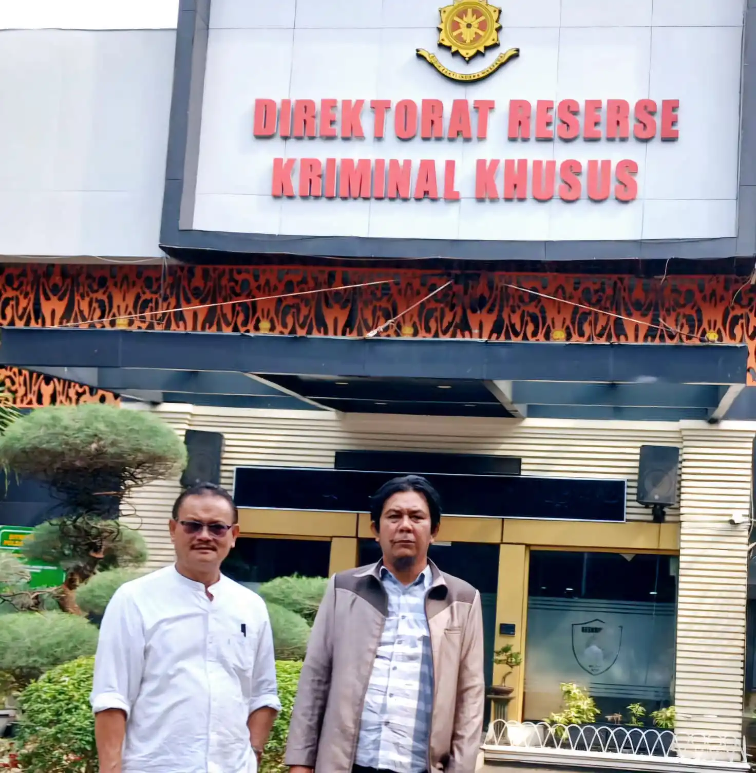 Sebelah Kiri, Adon Walfarets Bersama Pengacara Korban, Cupa Siregar Usai Melaporkan Penyidik Polrestro Kabupaten Bekasi ke Wassidik Polda Metro Jaya