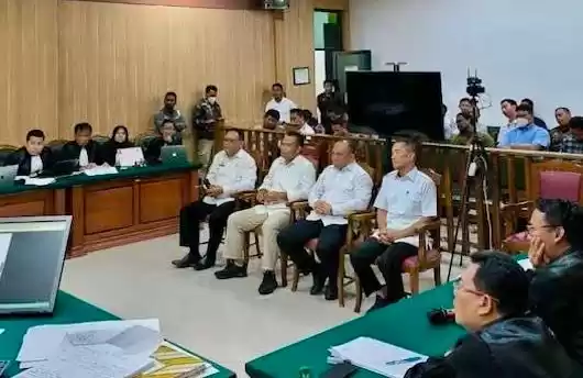 Pj Gubernur Malut, Samsuddin A. Kadir (paling kanan kemeja putih) dan tiga Kepala Dinas sedang menghadiri sidang terkasus suap mantan gubernur Abdul Gani Kasuba, di Pengadilan Tipikor Ternate (Foto: Ist)