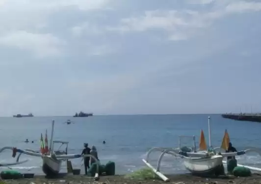 Nelayan sandar di pesisir Pantai Tanah Ampo, Bali, Rabu (6/4/2024). ANTARA)