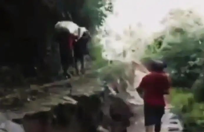 Jalan penghubung antardesa di Desa Wargasari, Kecamatan Kadunpadak, Cianjur terputus akibat pergerakan tanah (Foto: Antara)