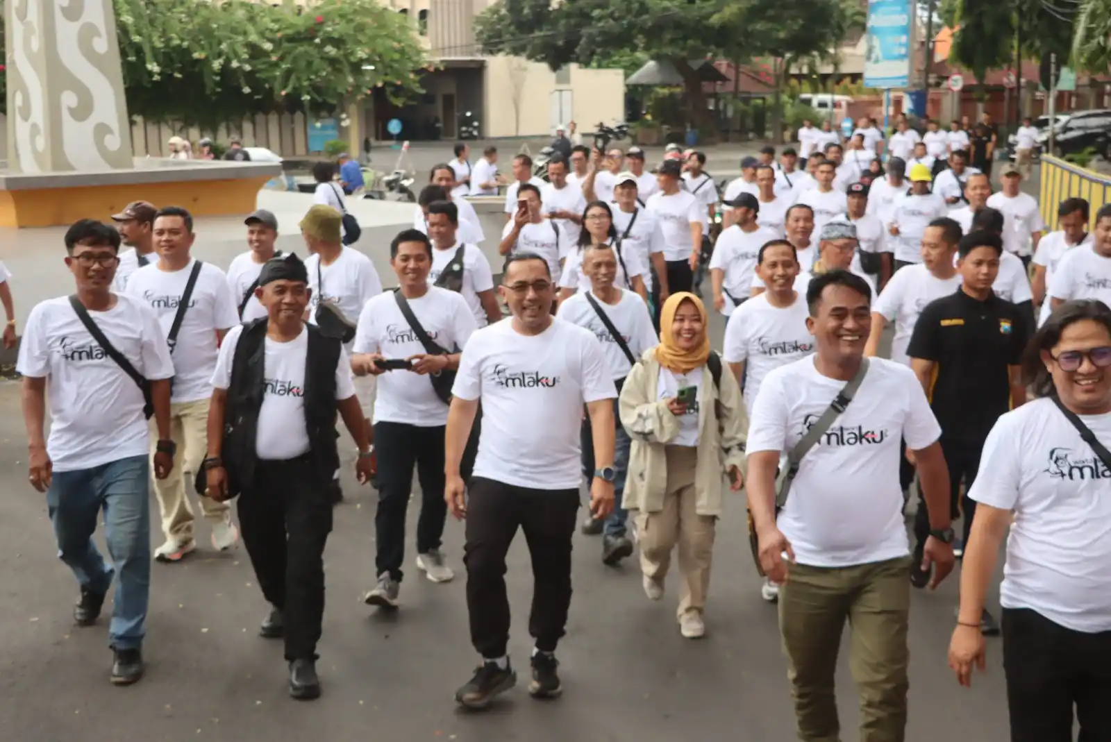 Peringatan Hari Pers Nasional 2025, Kapolres Probolinggo Kota Ajak Jurnalis Gelar Mlaku Bareng apolres Probolinggo Kota, AKBP Oki Ahadian P bersama Jurnalis Probolinggo memperingati Hari Pers Nasional tahun 2025 dengan mengadakan acara bagi bagi nasi kotak dan jalan santai bertajuk “Wartawan Mlaku, Cak Oki Bareng Jogo Probolinggo”.