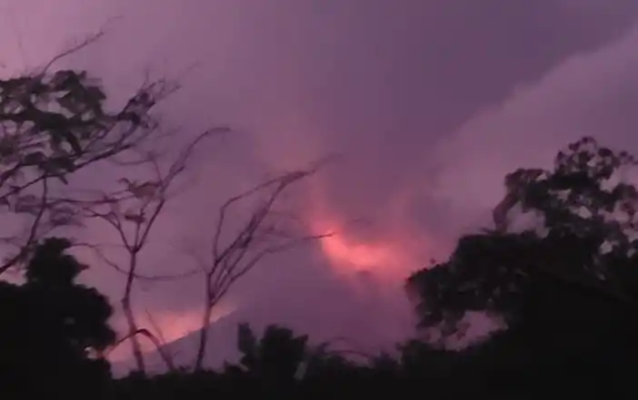 Peristiwa gugurnya lava pijar dari Gunung Lewotobi Laki-laki (Foto: Antara)