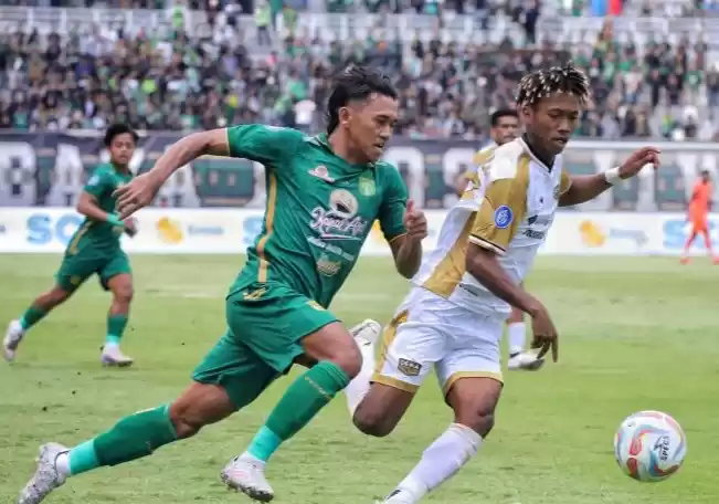 Catur Pamungkas berebut bola dengan Alta Ballah saat pertandingan pekan ke-31 Liga 1 Indonesia di Stadion GBT Surabaya, Selasa (16/4/2024). (ANTARA)