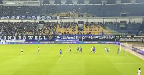Situasi pertandingan Persib Bandung vs Borneo FC di Stadion Gelora Bandung Lautan Api, Kota Bandung (Foto: Antara)