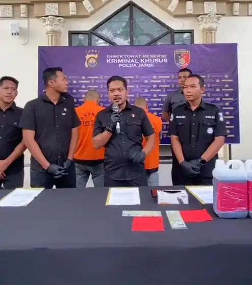 Personel Ditreskrimsus Polda Jambi saat menggelar konferensi pers pengungkapan kasus penyelundupan ribuan liter BBM olahan ilegal asal Sumatera Selatan di Mapolda Jambi (Foto: Dok/MI)